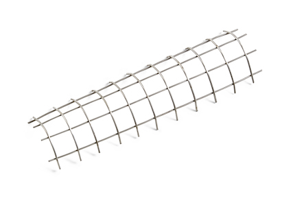 Metallgaller i en böjd form med flera rutmönster.