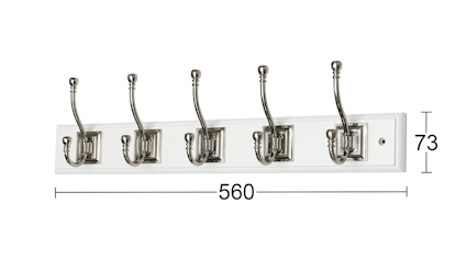 Klädhängare med fem metallkrokar monterade på en vit trälist. Mått: 560mm bred, 73mm hög.