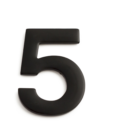 Svart, självhäftande siffra "5" på vit bakgrund.