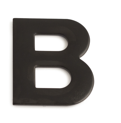 Svart, självhäftande bokstav "B" på vit bakgrund.