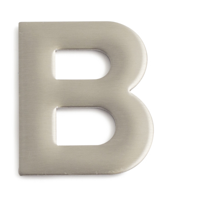 Metalliskt, självhäftande bokstav "B" i rostfritt stål med borstad yta.