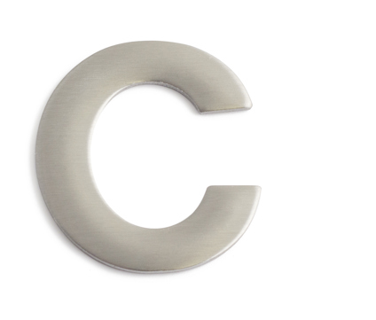 Självhäftande metallbokstav "C" mot vit bakgrund.