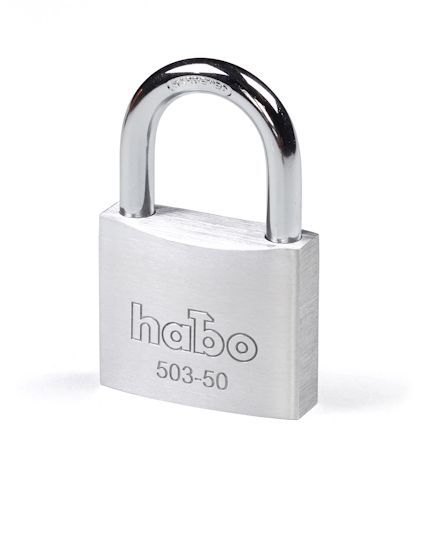 Silverfärgat hänglås med texten "habo 503-50" graverad på framsidan.