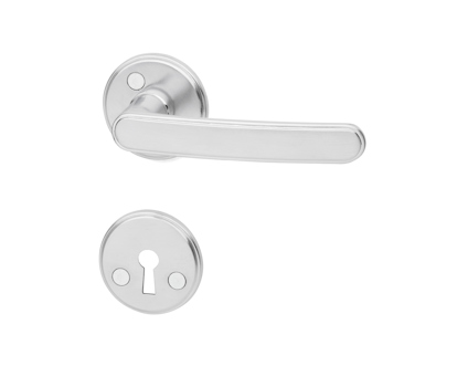 Silverfärgat dörrhandtag med rund nyckelskylt i kromfinish, set bestående av handtag och separat nyckelskydd.