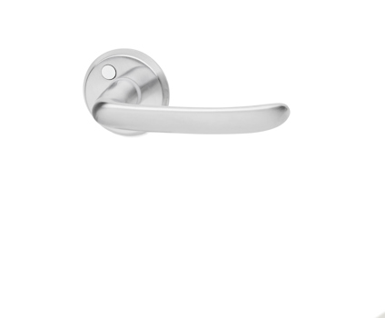 Kromat dörrhandtag med rund rosett och låsknapp i minimalistisk design, fotograferat mot vit bakgrund.