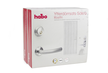 Förpackning med text "habo Ytterdörrsats Säkra Rostfri" och bild av dörrhandtag och beslag.