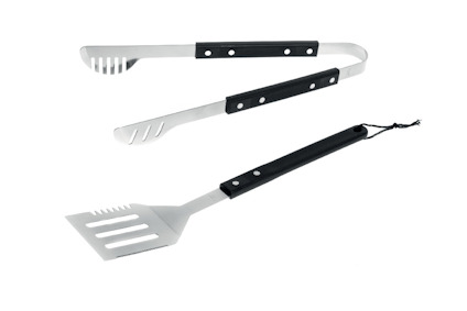 Grilltång och stekspade i metall med svarta handtag.