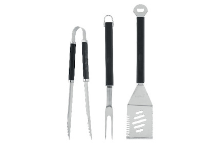 Tre delar grillverktyg i metall och svart handtag; tång, gaffel och stekspade med kapsylöppnare.