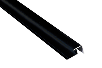 Svart hörnlist i aluminium med glansig yta och vinkelrät kant.