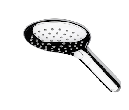 Handdusch med kromad yta och flera sprayhål på ett ovalt duschhuvud, samt ergonomiskt handtag.