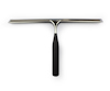 Svart duschskrapa med T-formad design och blank metallskena.