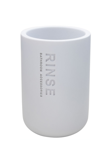 Vit tandborstmugg med texten "RINSE BATHROOM ACCESSORIES" vertikalt på sidan.