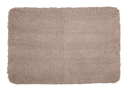 Rektangulär, beige matta med luddig yta.