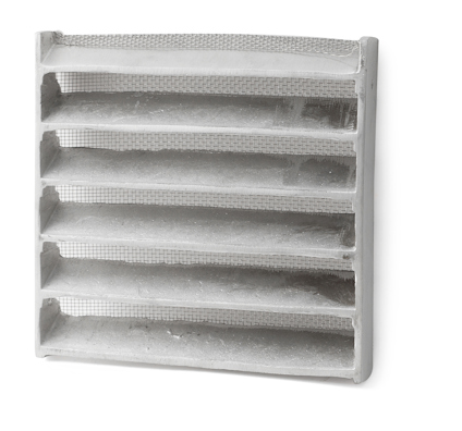 Ventilgaller i aluminium med horisontella lameller och insektsnät.
