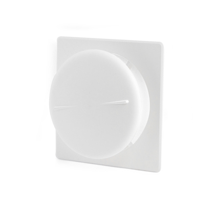 Vit fyrkantig ventiltallrik med rund central del, designad för ventilation.