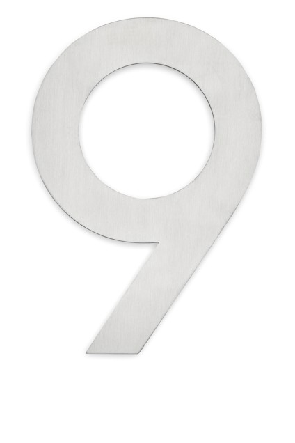 Siffra "9" i silverfärgat material mot vit bakgrund.