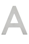 Bokstaven "A" i borstat metall med skarpa kanter på vit bakgrund.