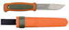 Jaktkniv med grönt handtag och orange slida med rem. Märket "MORAKNIV" syns på knivbladet.