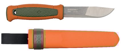 Jaktkniv med grönt handtag och orange slida med rem. Märket "MORAKNIV" syns på knivbladet.