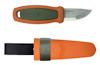 Orange och grön kniv med fodral och bälteloop. Kniven har texten "MORAKNIV STAINLESS SWEDEN" på bladet.