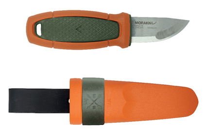 Orange och grön kniv med fodral och bälteloop. Kniven har texten "MORAKNIV STAINLESS SWEDEN" på bladet.