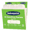 Förpackning med 43 Salvequick Sensitive plåster i olika storlekar, grön och vit design.
