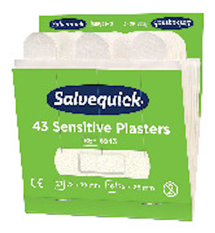 Förpackning med 43 Salvequick Sensitive plåster i olika storlekar, grön och vit design.