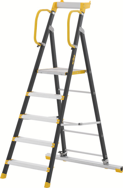 Trappstege med fem steg, svart och gul design, säkerhetsstöd och stång upptill, samt stegfot för stabilitet.