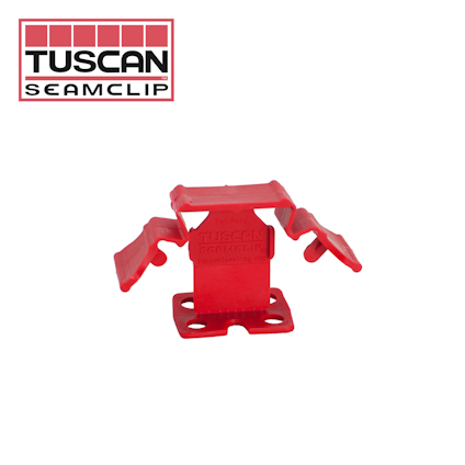 Röd plastklämma för plattsättning med texten "TUSCAN SEAMCLIP". Logotyp i övre vänstra hörnet.