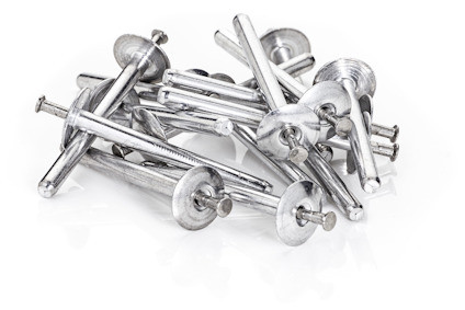 Hög med metalliska popnitar på vit bakgrund.