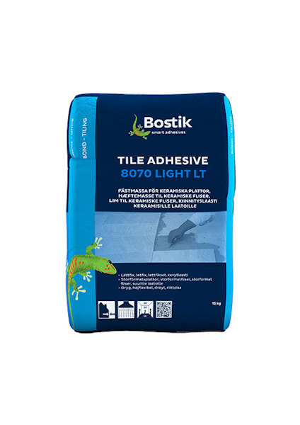 Blå förpackning med texten "Bostik TILE ADHESIVE 8070 LIGHT LT" och en illustration av en gecko.