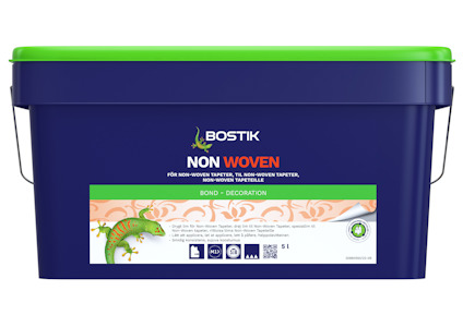 Blå plastbehållare med grön lock. Text: "Bostik Non Woven" och bild av en gecko. Kapacitet: 5 liter. Design med dekorativt mönster.