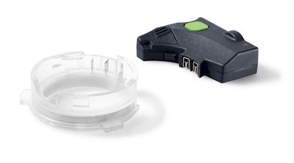 Svart och grön elektronisk modul bredvid en genomskinlig plastring på vit bakgrund.