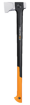 Klyvyxa med svart och orange handtag samt silvrigt huvud. Text "FISKARS X32" på handtaget.