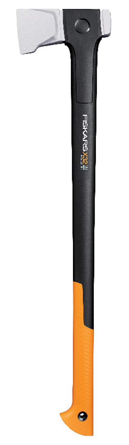 Klyvyxa med svart och orange handtag samt silvrigt huvud. Text "FISKARS X32" på handtaget.
