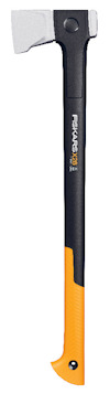 Klyvyxa med orange handtag och svart skaft. Blad med grå yta och märkt "Fiskars X28".