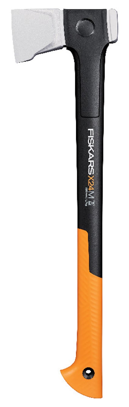 Svart och orange klyvyxa med ett skarpt metallblad och ett kurvat handtag med texten "Fiskars X24 M".