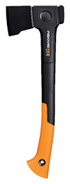 Svart och orange yxa med texten "Fiskars X18" på handtaget.