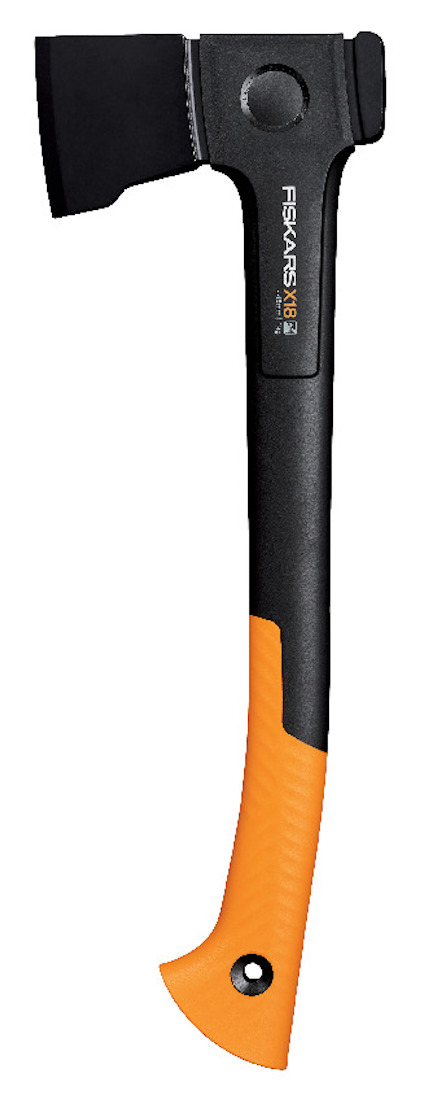 Svart och orange yxa med texten "Fiskars X18" på handtaget.