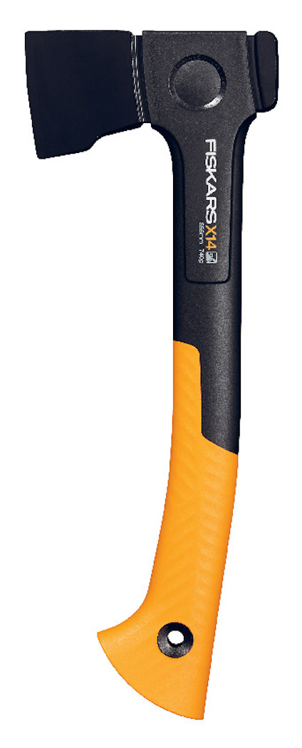 Yxa med svart huvud och orange handtag, märkt med "Fiskars X14 XS".