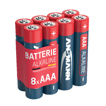 Åtta AAA-alkaliska batterier stående i två rader, förpackade med en röd etikett med texten "BATTERIE ALKALINE".