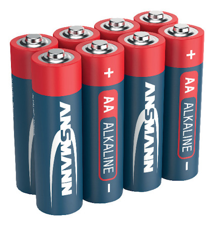 Åtta AA-batterier med röd och blå design. Texten "Ansmann" och "Alkaline" syns.