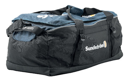 En svart förvaringsväska med blå detaljer och texten "Sundström" tryckt på sidan.