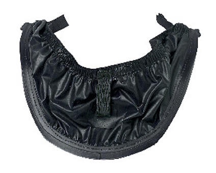 Svart tygstycke med resår och kardborreband, troligtvis för mask eller ansiktsskydd.