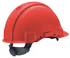Röd skyddshjälm med ventilationsöppningar och justerbart hakband.