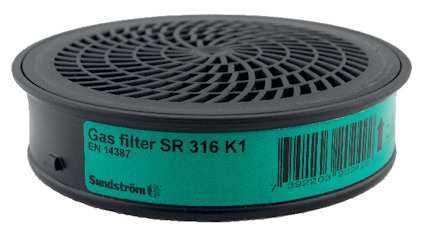 Cirkulärt svart gasfilter med grönt klistermärke märkta "Gas filter SR 316 K1” och en streckkod.