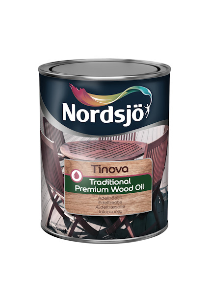 Förpackning för Nordsjö Tinova Traditional Premium Wood Oil, med träyta i bakgrunden.