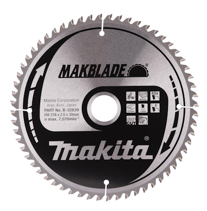 Cirkulär sågklinga med texten "MAKBLADE" och "Makita" samt teknisk information och symboler tryckta i svart och vitt.