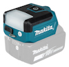 Lampa Makita med USB-port ovanpå, placerad på suddig batteribas.