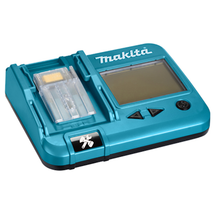 Blå batteritestare med display, knappar och Makita-logotyp.